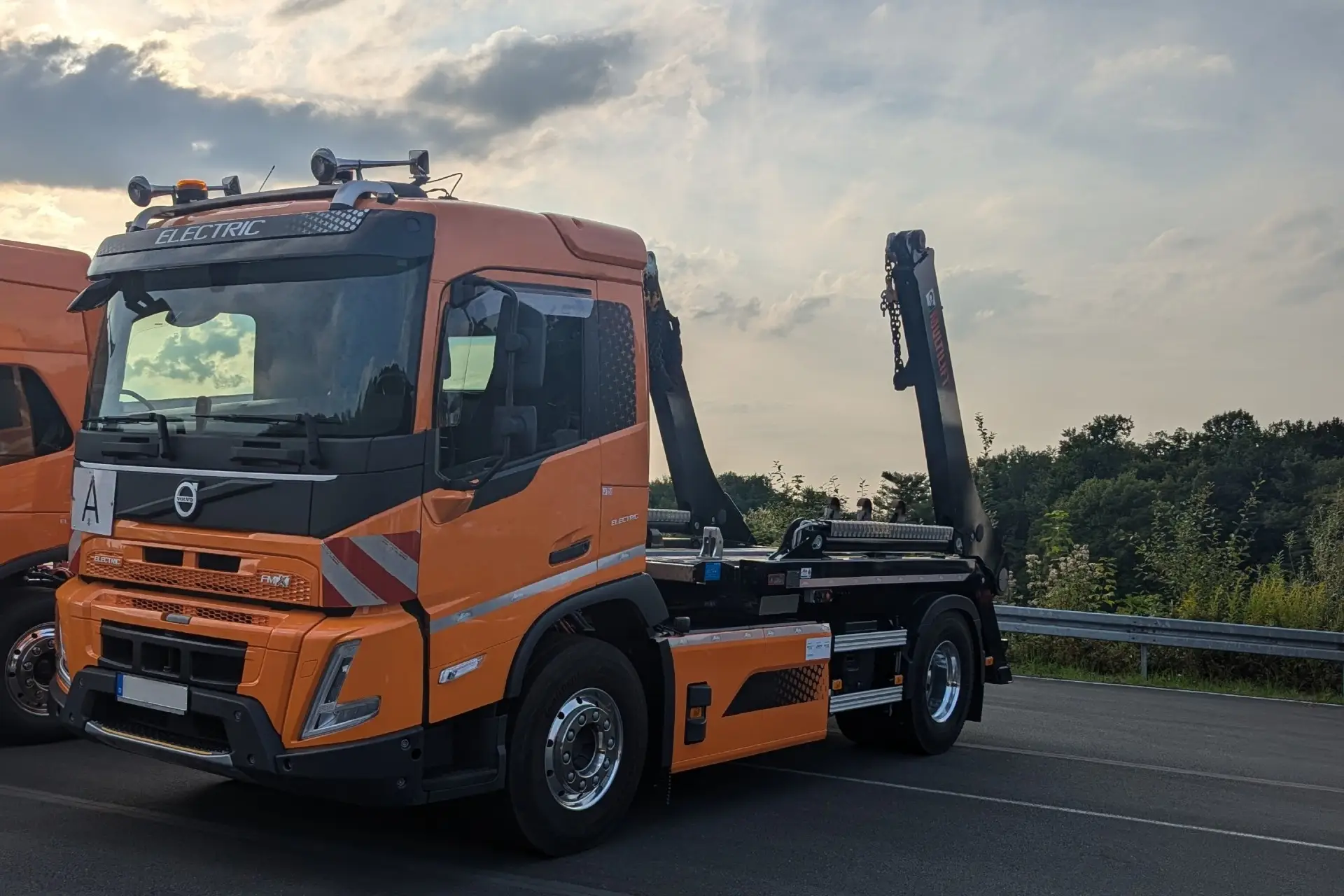 Elektrischer LKW (Batterie) mit Absetzkipper für die Entsorgungsbranche